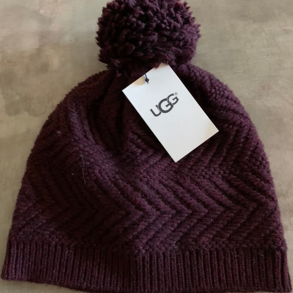 UGG Women's knit hat -- maroon